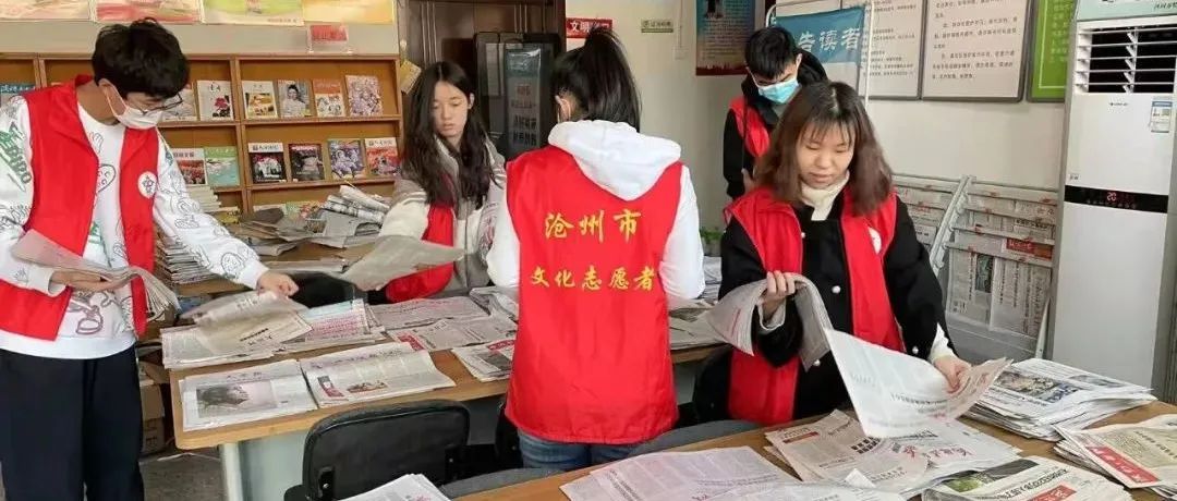 河间市图书馆里暖意浓，实践大学生们在行动